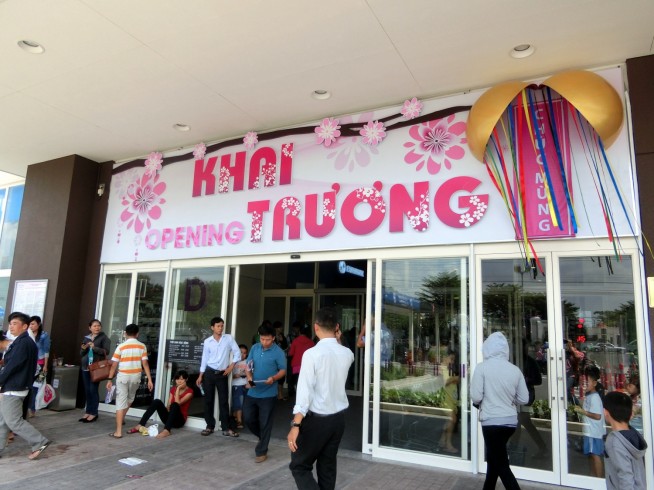 入り口には「開店(Khai Truong)」と書かれた大きな看板