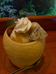 ココナッツの殻に盛り合わせた「Kem trai dua」です