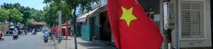 [2013/4/30]街中に立てられたベトナム国旗