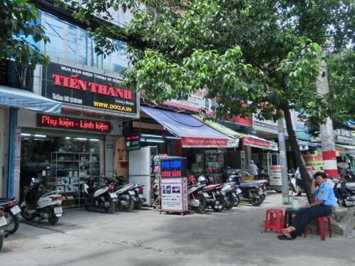 Hung Vuong通りの携帯部品街