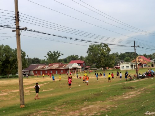 道路脇でサッカーをする子どもたち