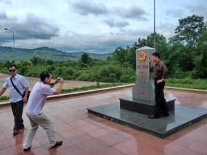 国境で記念撮影するベトナム人