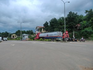 ラオスに石油を輸出するトラック