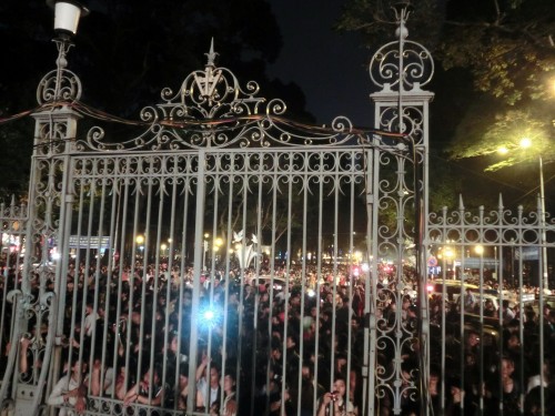統一会堂の門に群がる人々