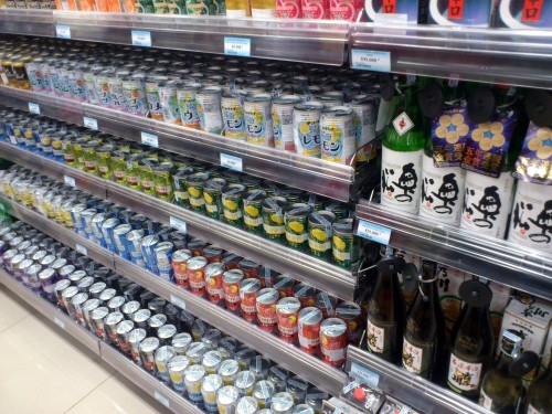 日本のお酒類。缶チューハイもあります。