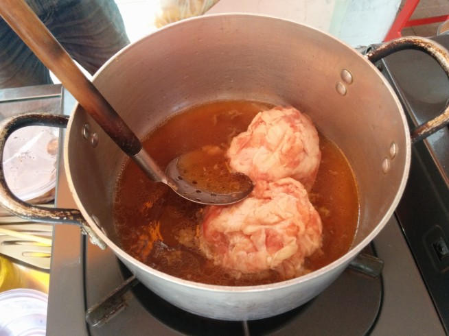 鍋にスープを入れて牛肉を入れます。