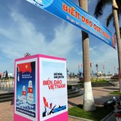 ダナンの川沿いの遊歩道で「ベトナムの海と島」と題したパネル展示が行われています