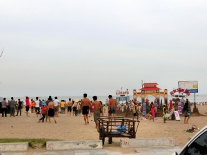 夏休みのビーチには人がたくさん