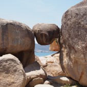 ニャチャンのホンチョン岬で奇岩と一緒に写真を撮ろう！海を見下ろすホンチョンカフェもオススメ。