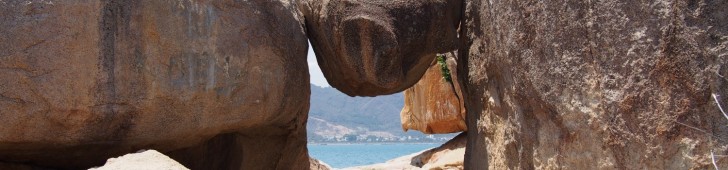 ニャチャンのホンチョン岬で奇岩と一緒に写真を撮ろう！海を見下ろすホンチョンカフェもオススメ。