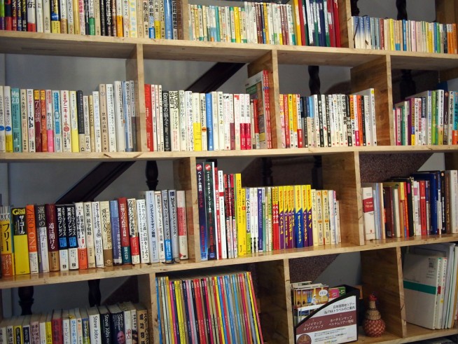 たくさんの日本語の本が並ぶ本棚。英語やベトナム語もあります。