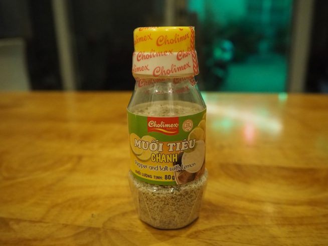 どこのスーパーでも見かけるライム塩（7500ドン、約４０円）