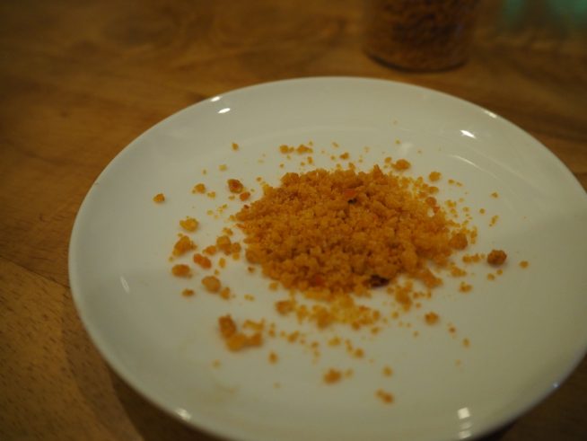 唐辛子が利いたピリ辛な塩。粒も大きめです。