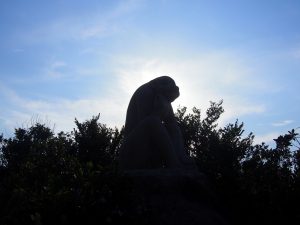 猿の像が目印