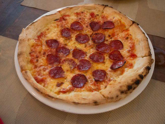 クリスピーなピザは人気メニューの1つです