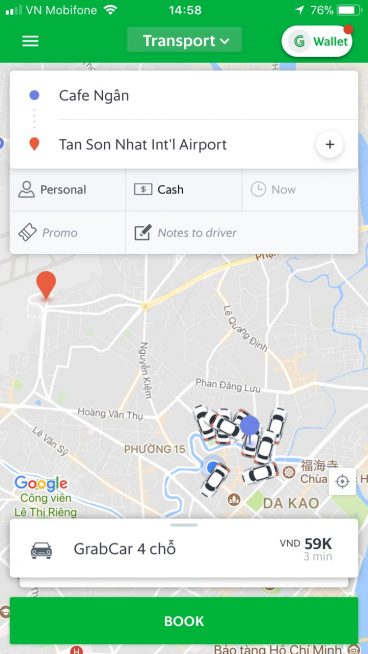 青で示された現在地の周辺にある車のイラストが乗れるタクシーを表します