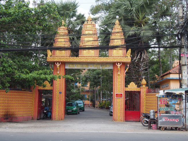 色鮮やかなカレン寺の門